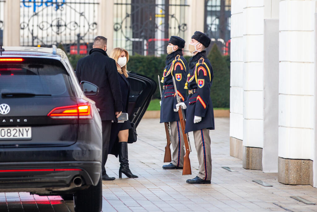 Na snímke je Zuzana Čaputová ako vystupuje z auta pred prezidentským palácom.