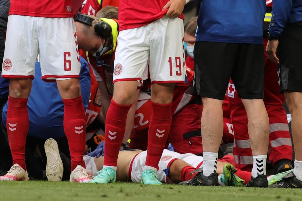 Dánskeho futbalistu Eriksena oživujú na trávniku.
