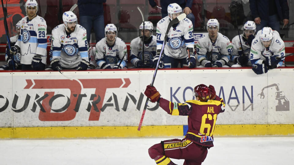 Na snímke Filip Ahl (HK Dukla Trenčín) oslavuje tretí gól pred striedačkou Nitry v treťom zápase kvalifikácie o postup do play off Tipos extraligy HK Dukla Trenčín - HK Nitra v Trenčíne vo štvrtok 14. marca 2024. FOTO TASR - Radovan Stoklasa