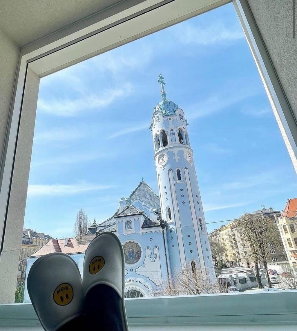 Zaľúbenci si užívajú nové bývanie