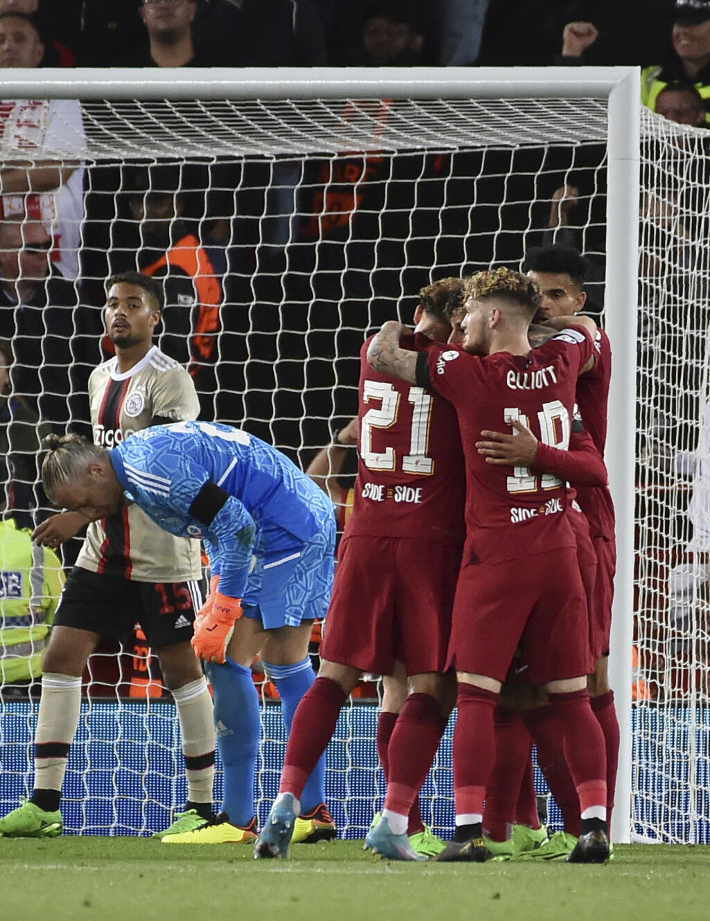JB 57 Liverpool - Hráč Liverpoolu Mohamed Salah obklopený spoluhráčmi oslavuje po tom, ako strelil úvodný gól vo futbalovom zápase 2. kola skupinovej fázy Ligy majstrov A-skupiny FC Liverpool - Ajax Amsterdam v Liverpoole 13. septembra 2022. FOTO TASR/AP
Liverpool's Mohamed Salah, covered by his teammates, celebrates after scoring his side's opening goal during the Champions League group A soccer match between Liverpool and Ajax at Anfield stadium in Liverpool, England, Tuesday, Sept. 13, 2022.