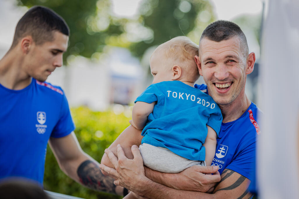 Legendárny slovenský boxer Tomi Kid Kovács so svojim synčekom.