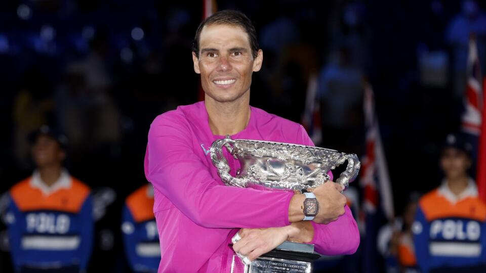 KK55 Melbourne - Španielsky tenista Rafael Nadal drží trofej po víťazstve nad Rusom Daniilom Medvedevom vo finále mužskej dvojhry na grandslamovom turnaji Australian Open 31. januára 2022 v Melbourne. Španielsky tenista Rafael Nadal sa stal druhýkrát v kariére víťazom mužskej dvojhry na Australian Open a získal rekordný 21. grandslamový titul. FOTO TASR/AP
Rafael Nadal of Spain holds the Norman Brookes Challenge Cup after defeating Daniil Medvedev of Russia in the men's singles final at the Aust