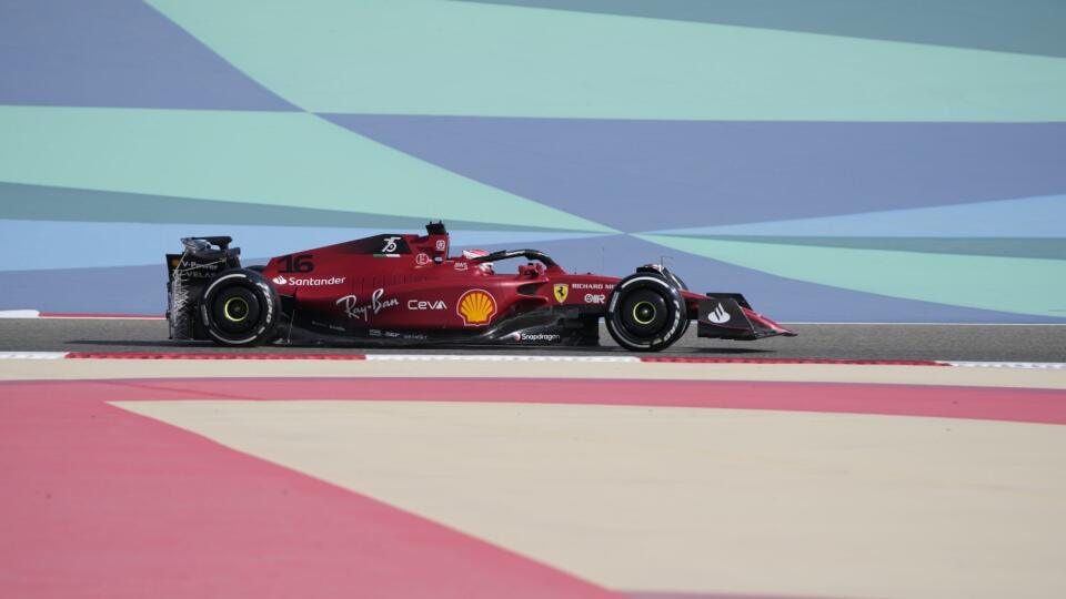 PK 2 Sachir - Monacký jazdec F1 Charles Leclerc z tímu Ferrari počas prvého tréningu pred nedeľňajšou Veľkou cenou Bahrajnu na okruhu v Sachire v piatok 18. marca 2022. FOTO TASR/AP

Ferrari driver Charles Leclerc of Monaco steers his car during a practice for theFormula One Bahrain Grand Prix it in Sakhir, Bahrain, Friday, March 18, 2022. (AP Photo/Hassan Ammar)