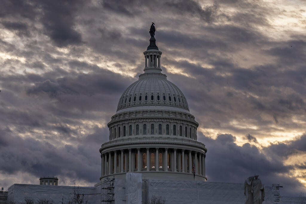 JB 1 Washington - Mraky nad budovou amerického Kapitolu vo Washingtone 5. januára 2023. Kongres Spojených štátov sa zišiel na 118. zasadnutí po tom, ako v novembrových voľbách získali väčšinu v Snemovni reprezentantov republikáni. FOTO TASR/AP

The Capitol is seen amid cloudy skies as the House of Representatives struggles to elect a speaker and convene the 118th Congress with a new Republican majority, at the Capitol in Washington, early Thursday, Jan. 5, 2023. (AP Photo/J. Scott Applewhite)