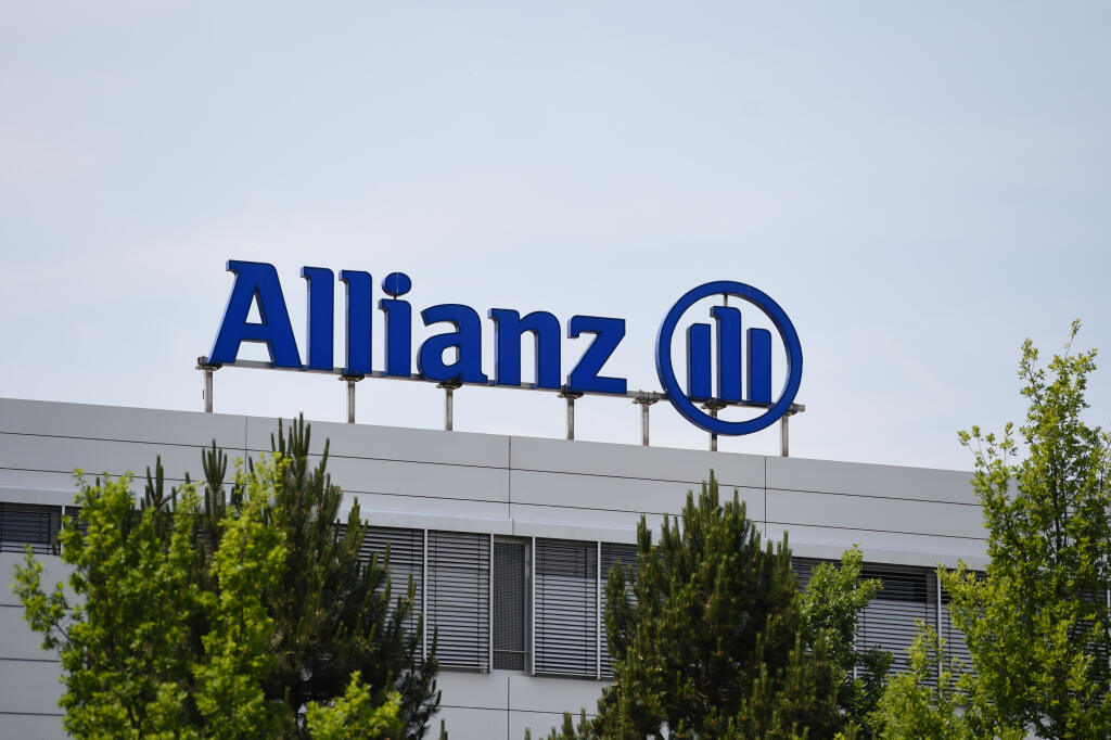 Na archívnej snímke z 23. júna 2017 logo spoločnosti Allianz na budove v nemeckom Unterföhringe.
