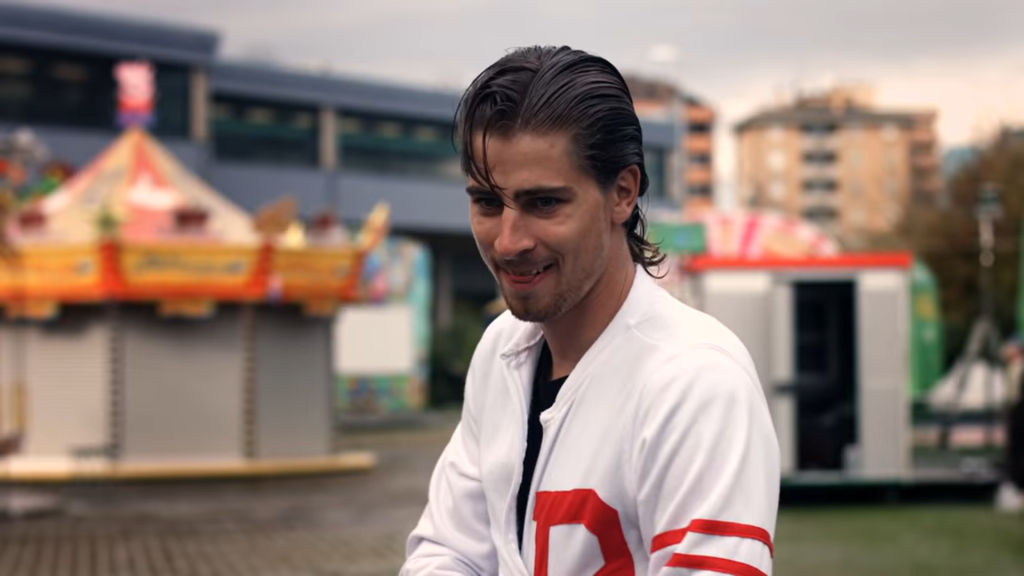 Musíte uznať, že Peter Sagan je naozajstným slovenským dvojníkom Johna Travoltu. Pieseň s ex natočili v roku 2015, kedy si sľúbili večnú lásku pred oltárom. Všetko ale skončilo inak.