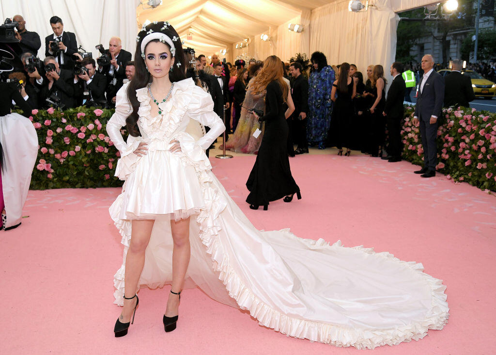 Lily Collins v kreácii Giambattista Valli.
