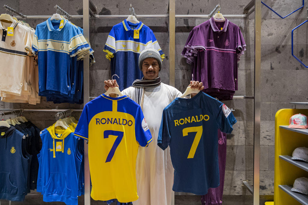 V obchode Al Nassr vo veľkom predávajú dresy Cristiana Ronalda.