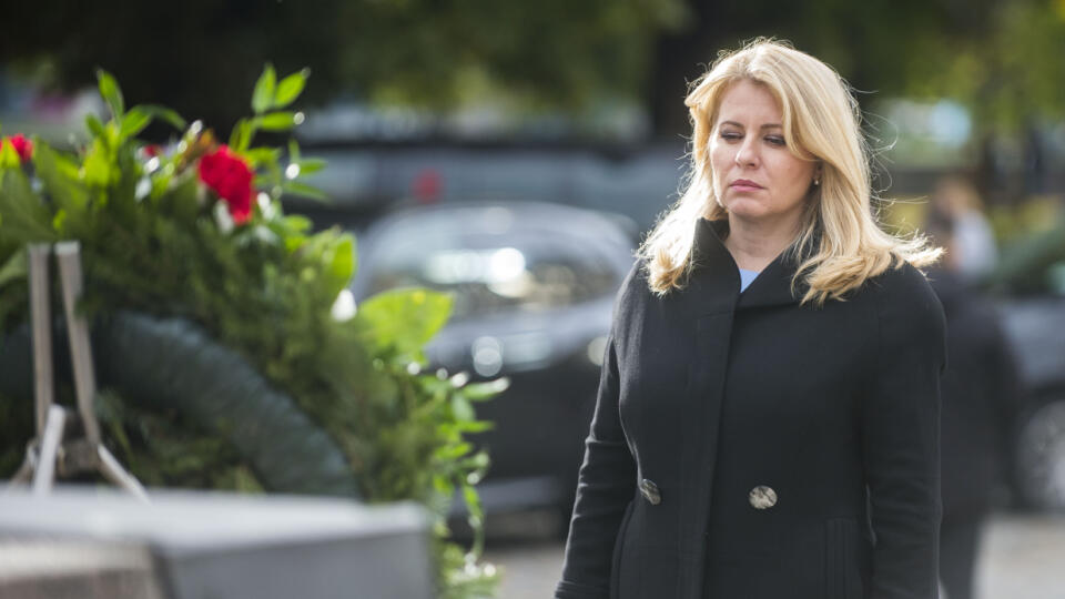 Na snímke prezidentka SR Zuzana Čaputová kladie veniec k Pamätníku československej štátnosti pri príležitosti 105. výročia vzniku Československej republiky v Bratislave v piatok 27. októbra 2023. V novembri 2020 poslanci Národnej rady (NR) SR schválili dve novely zákona, na základe čoho sa 28. október zmenil na štátny sviatok - Deň vzniku samostatného československého štátu. Sviatok však nie je dňom pracovného pokoja. FOTO TASR - Jakub Kotian