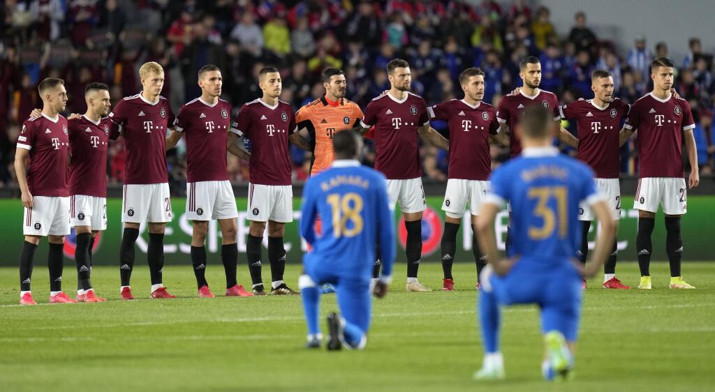 WA 18 Praha - Slovenskí futbaloví reprezentanti v drese Sparty Praha Lukáš Haraslín (druhý sprava) a Dávid Hancko (tretí sprava) a ďalší spoluhráči stoja pred zápasom 2. kola skupinovej fázy Európskej ligy AC Sparta Praha - Glasgow Rangers v Prahe vo štvrtok 30. septembra 2021. FOTO TASR/AP
Sparta's players line up for the Europa League Group A soccer match between Sparta Prague and Rangers in Prague, Czech Republic, Thursday, Sept. 30, 2021. (AP Photo/Petr David Josek)