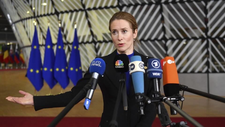 EBE 60 Brusel - Na snímke estónska premiérka Kaja Kallasová informuje médiá počas príchodu na mimoriadny summit lídrov Európskej únie k situácii na Ukrajine v sídle EÚ v Bruseli 24. februára 2022. FOTO TASR/AP
Estonia's Prime Minister Kaja Kallas speaks with the media as she arrives for an extraordinary EU summit on Ukraine at the European Council building in Brussels, Thursday, Feb 24, 2022. Russia launched a wide ranging attack on Ukraine on Thursday, hitting cities and bases with airstrikes