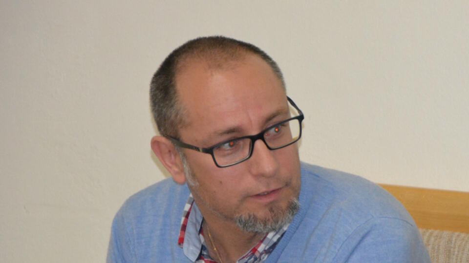 Bývalý profirodič Ivan Grznar z Veľkého Šariša celi od marca 2015 obvineniu zo zabitia zvereného dieťaťa. Simonu (1,5) mal dobiť na smrť. Vinu popiera.
