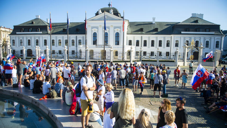 Na snímke účastníci protestného zhromaždenia proti opatreniam vlády SR v súvislosti s pandémiou ochorenia COVID-19 pred Prezidentským palácom 29. júla 2021 v Bratislave. FOTO TASR - Jakub Kotian