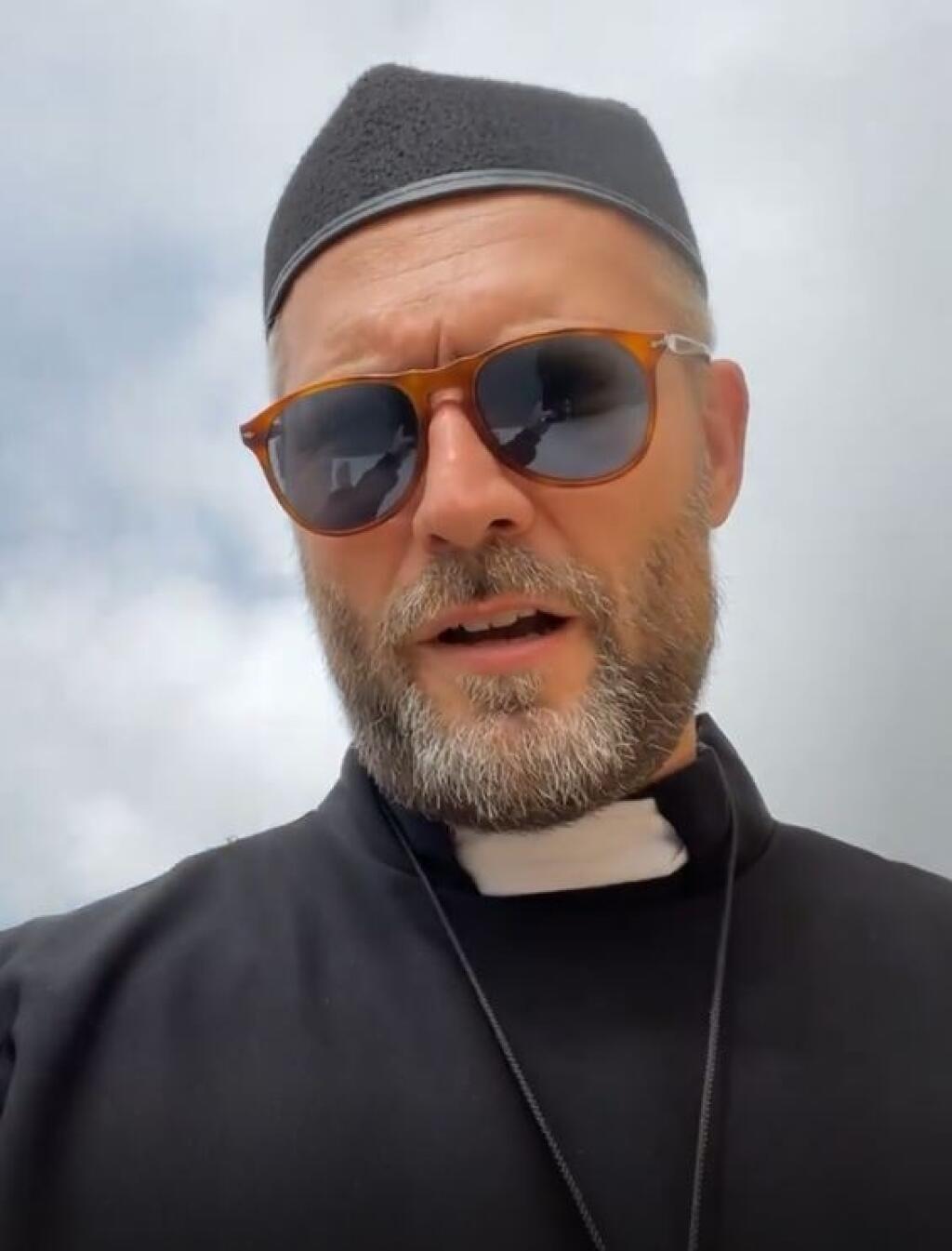 Aj druhý promotér Oktagonu Ondřej Neruda sa nahodil do kňazského rúcha.