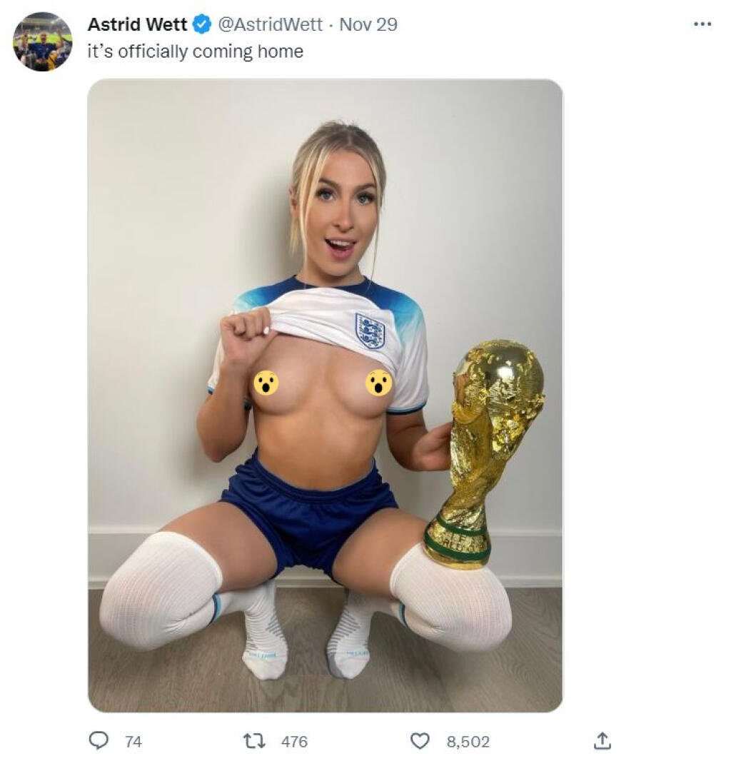 Astrid prežíva MS vo futbale naplno a Angličanov motivuje aj holými prsami.