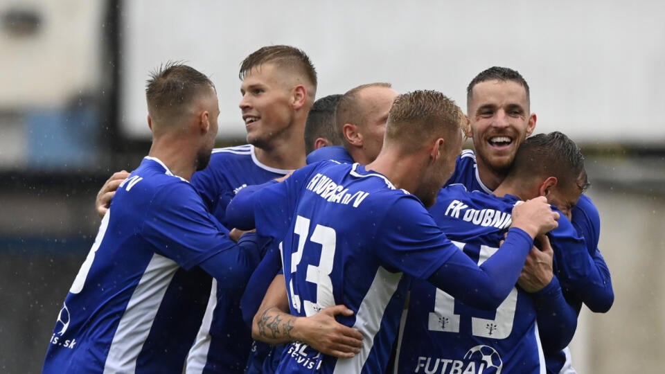 Dubničania sa tešia po druhom góle v záverečnom 5. kole nadstavbovej časti 2. ligy FK Dubnica nad Váhom - MFK Dukla Banská Bystrica, 11. júla 2020 v Dubnici nad Váhom. FOTO TASR - Radovan Stoklasa