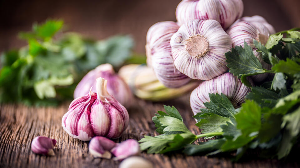 Fresh,Garlic,Bulbs,With,Parsley,Herbs,On,Old,Wooden,Board.