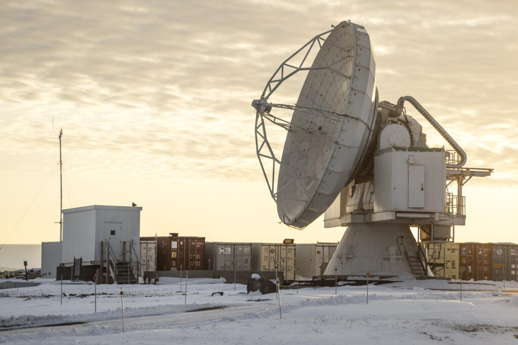 KK35 archív - Na archívnej snímke zo 4. októbra 2023  vojenska základňa USA Pituffik Space Base na severozápade Grónska. Americká delegácia pod vedením viceprezidenta J. D. Vancea navštívi vojenskú základňu USA Pituffik Space Base na odľahlom severozápade Grónska. Na najväčšom ostrove sveta žije len okolo 57.000 ľudí. Nachádzajú sa tam ložiská cenných nerastných surovín, ktoré sa doteraz takmer nevyužívali. Od roku 1979 je Grónsko v mnohých oblastiach autonómne, o zahraničnej a obrannej politike