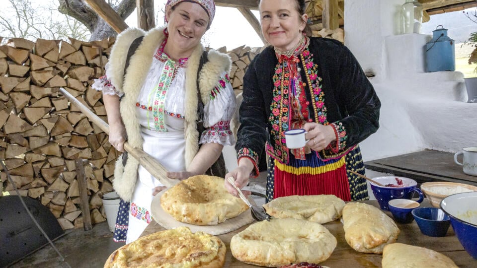 „Hrušovské lepníky pečieme na slano aj na sladko už štvrté storočie, vlastne odkedy naši predkovia mali v dome takzvanú čiernu kuchyňu s kamennou pecou, v ktorej sa každú sobotu piekol chlieb. Keďže pec naň musela byť riadne vyhriata, no najmä deti boli už od rána hladné, nedočkavé, staré mamy najskôr hádzali do pece okrúhle koláče z chlebového cesta, lepníky, hotové za pár minút,“ vysvetľuje rodáčka z Hrušova Ruženka.