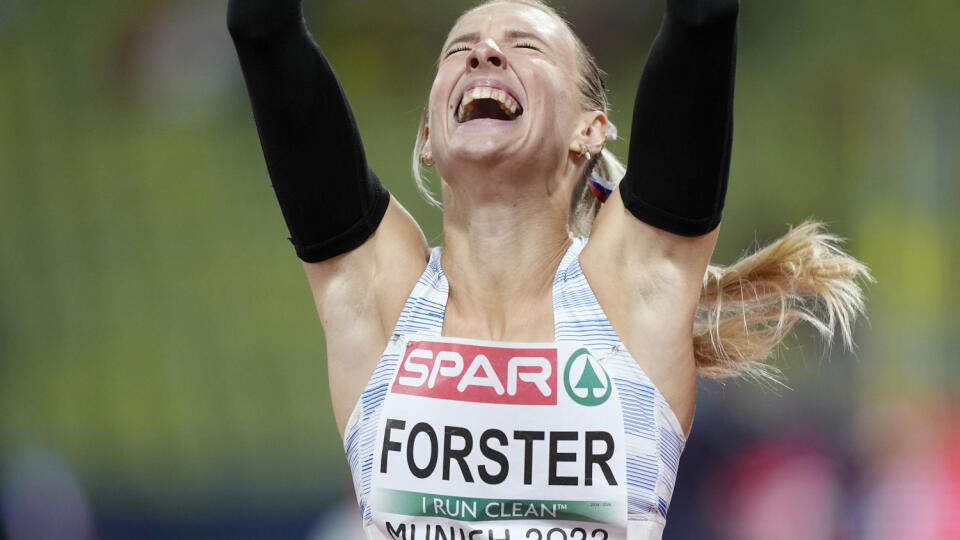 KK9 Mníchov - Slovenská atlétka Viktória Forsterová sa teší v cieli rozbehu na 100 m cez prekážky na ME v atletike v Mníchove 20. augusta 2022. FOTO TASR/AP
Viktoria Forster, of Slovakia, reacts after winning the silver medal in a Women's 100 meters hurdles heat during the athletics competition in the Olympic Stadium at the European Championships in Munich, Germany, Saturday, Aug. 20, 2022. (AP Photo/Martin Meissner)