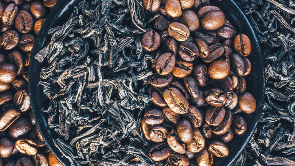 Кофе в зернах. Чай и кофе. Зерна кофе и листья чая. Кофейные зерна кофе.