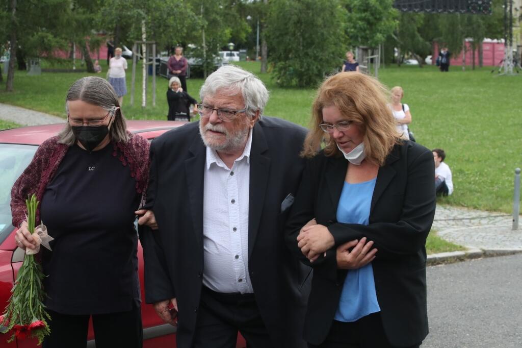 Jan Kačer napriek vlastnej bolesti na pohreb prišiel.