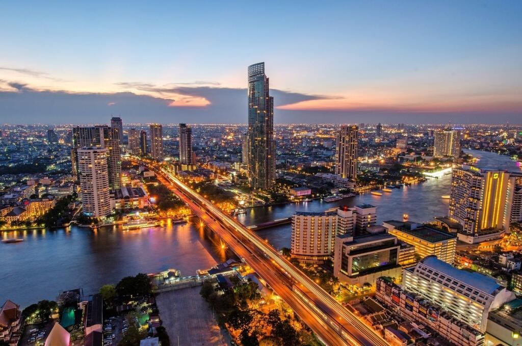 Bangkok - Hlavné mesto Thajska je obrovskou kozmopolitnou metropolou, v ktorej sa striedajú moderné štvrte plné mrakodrapov s tými tradičnými, kde nájdete skôr učupené historické budovy. Mesto je preslávené svojimi krásnymi chrámami a ešte viac bujarým nočným životom.