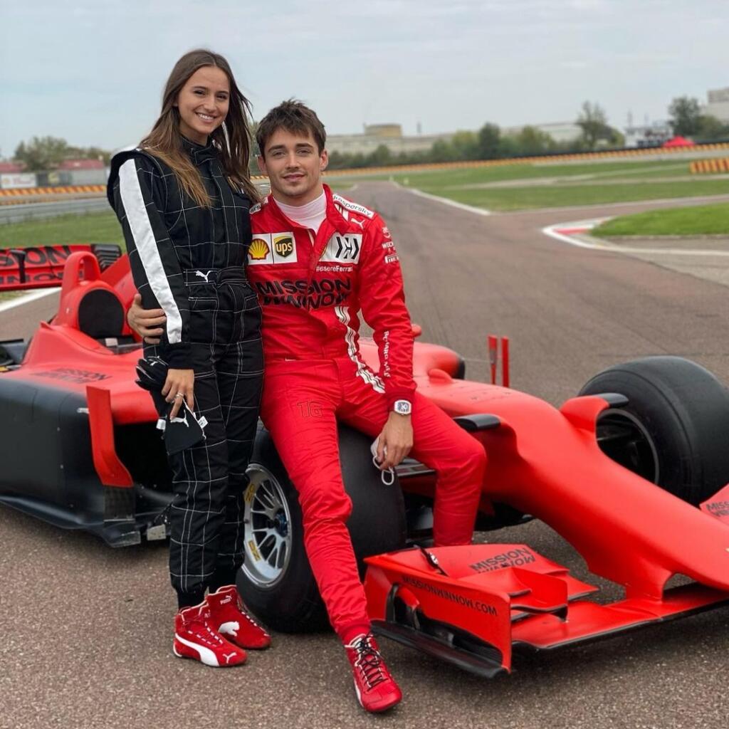 Leclercova priateľka Charlotte si deň v kokpite formuly 1 užila naplno.