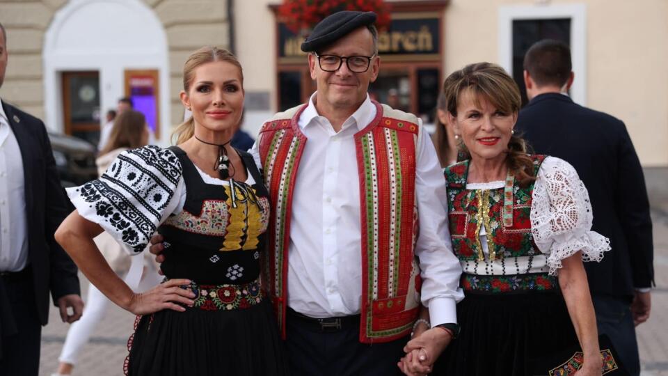 Predseda hnutia Sme rodina Boris Kollár a poslankyňa Petra Krištúfková (vľavo) na 5. ročníku Slovenského dňa kroja. Určite by sa potešili, ako poznáte predsedu parlamentu a jeho osobný život.