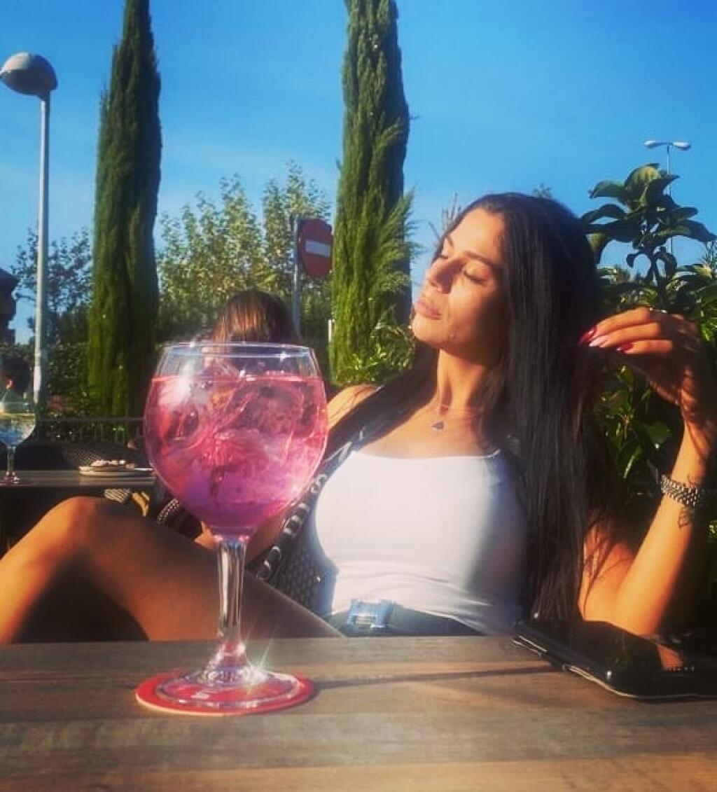 Sexi Nadia Alexandrovová pochádza z Bulharska a v Španielsku sa okrem futbalistu venuje predaju luxusných áut.