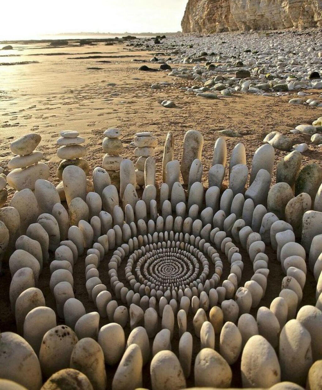 Крас форм. Необычные камни. Ленд арт. Спираль из камней.