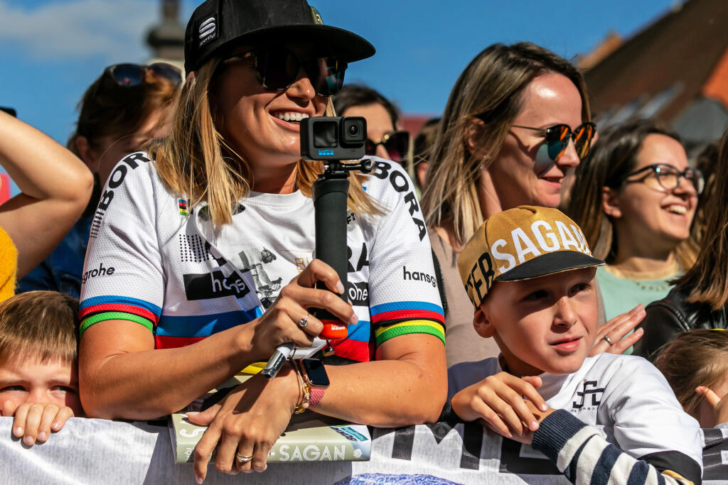 Na snímke sú fanúšikovia v cieli štvrtej etapy cyklistických pretekov Okolo Slovenska v Trnave.