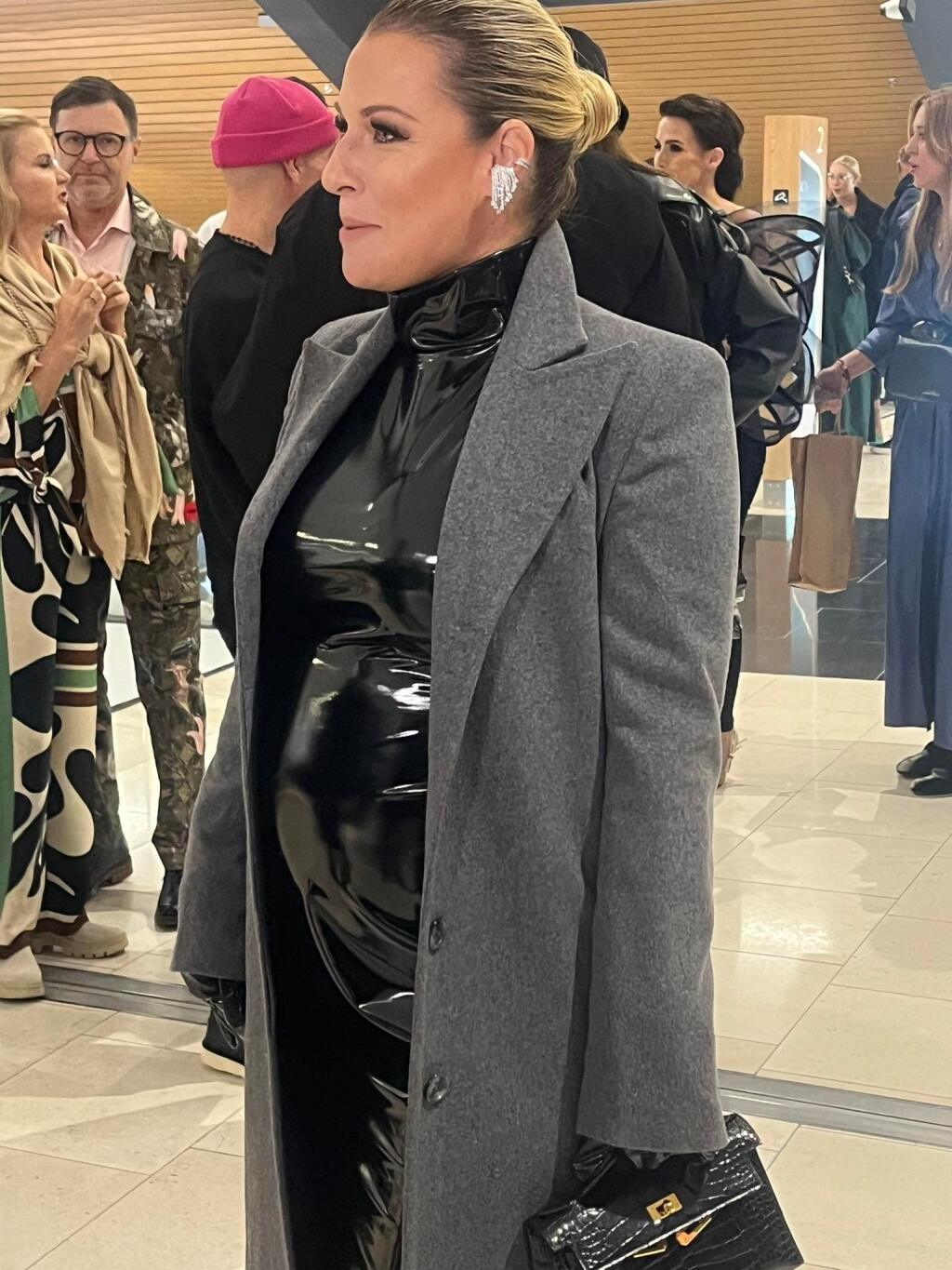 Dominika Cibulková na Fashion LIVE! zažiarila v obtiahnutých latexových šatách, ktoré obťahovali krivky jej vypuklého tehotenského brucha.