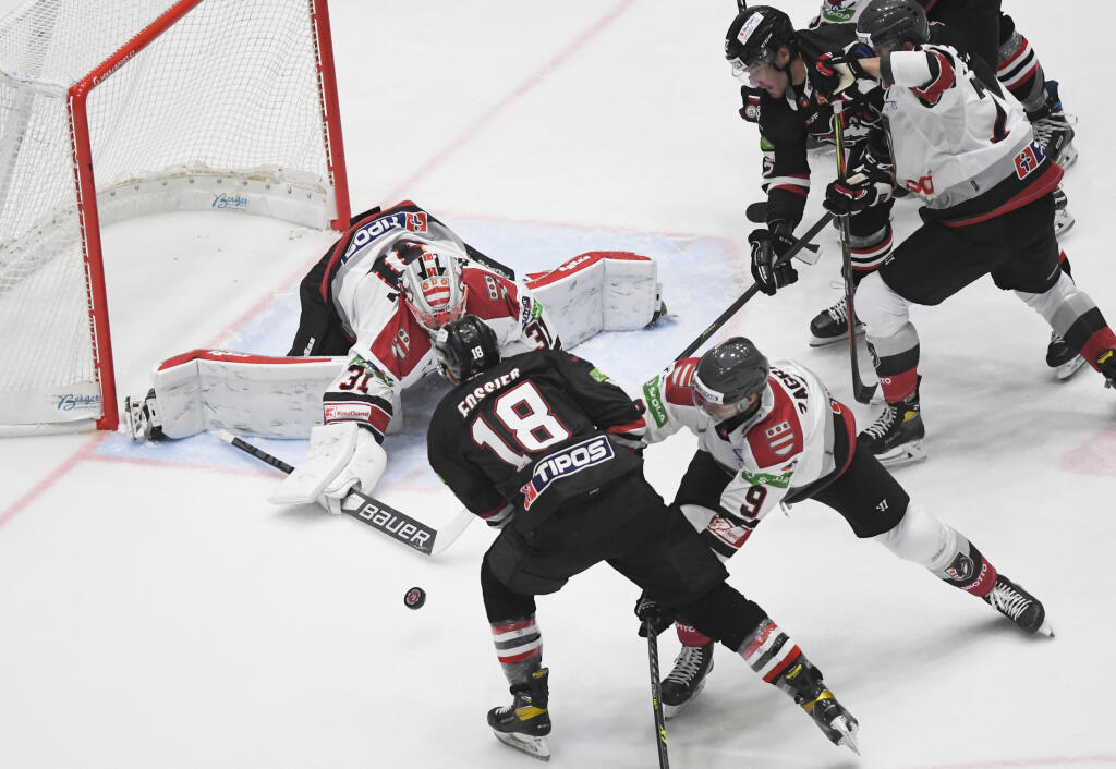 Na snímke vľavo brankár Nikita Bespalov (Prešov), druhý zľava Mittchel Fossier (Banská Bystrica) v 1. kole hokejovej Tipos extraligy HC Grotto Prešov - HC ‘05 Banská Bystrica v Prešove 24. septembra 2021. FOTO TASR – František Iván