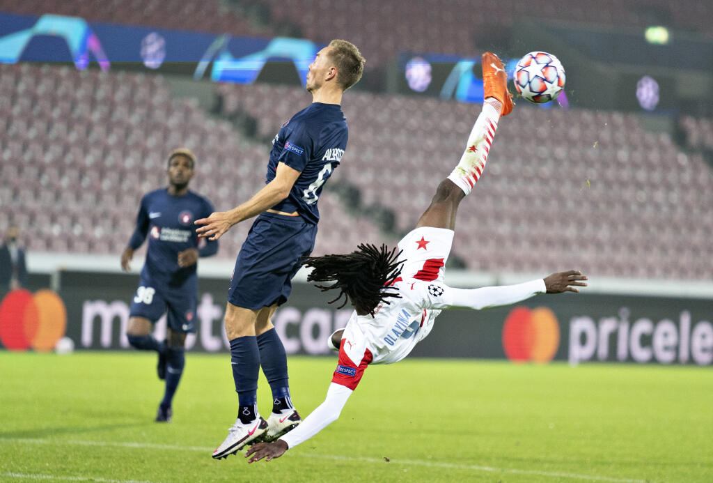 KK13 Herning - Hráč Peter Olayinka (vpravo) zo Slavie Praha v zápase odvety play off Ligy majstrov FC Midtjylland - Slavia Praha 30. septembra 2020 v Herningu. FOTO TASR/AP
Slavia Prague's Peter Olayinka right, in action, during the Champions League play off qualifier soccer match between FC Midtjylland and Slavia Prague at MCH Arena in Herning, Denmark, Wednesday, Sept. 30 2020. (Henning Bagger/Ritzau Scanpix via AP)