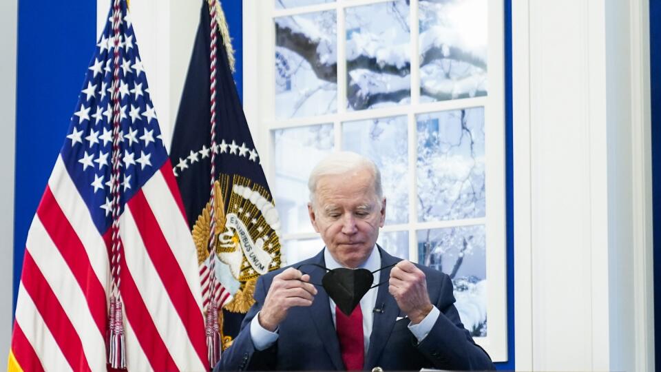 EBE 1 Washington - Na snímke americký prezident Joe Biden si skladá ochranné rúško počas stretnutia s tímom Bieleho domu pre boj s ochorením na COVID-19 v South Court Auditorium v budove Bieleho domu vo Washingtone v utorok 4. januára 2022. Biden oznámil zdvojnásobenie kontraktu na nákup antivirotika Paxlovid vo forme tabletky od spoločnosti Pfizer na liečbu ochorenia COVID-19. Americká vláda tak plánuje zabezpečiť 20 miliónov cyklov liečby týmto prípravkom. FOTO TASR/AP
President Joe Biden re