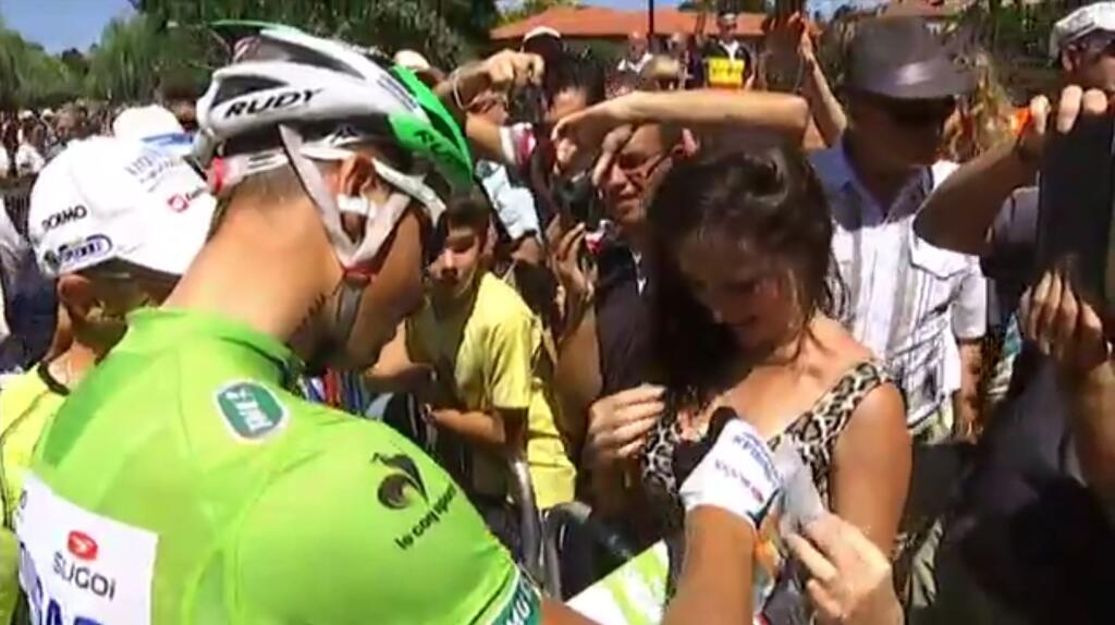 Peter Sagan sa na Tour de France v roku 2012 podpísal fanúšičke na prsia.