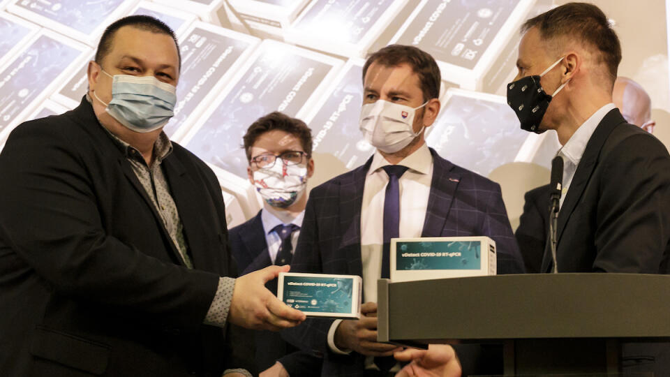 Na snímke predseda vlády SR Igor Matovič (uprostred), hlavný hygienik SR Ján Mikas (vľavo) a generálny riaditeľ bezpečnostnej spoločnosti ESET Richard Marko (vpravo) s diagnostickým kitom pre 500 testov na COVID -19 počas tlačovej konferencie na tému: 100-tisíc slovenských testov na koronavírus sa stalo realitou - úspech slovenských vedcov a inovatívnych firiem, v Bratislave 15. mája 2020. FOTO TASR – Dano Veselský