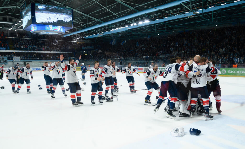 Hokejisti Slovana Bratislava zvíťazili v šiestom zápase finále Kaufland play off Tipos extraligy 2021/2022 a získali titul majstra SR. V nedeľu 1. mája 2022 triumfovali na ľade HK Nitra 5:2 a celú sériu vyhrali 4:2 na zápasy. Na snímke radosť po zisku titulu. FOTO TASR - Henrich Mišovič