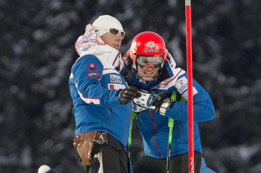 Na archívnej snímke vľavo tréner Livio Magoni a vpravo jeho zverenkyňa slovenská slalomárka Petra Vlhová sa rozprávajú pred štartom 1. kola slalomu Svetového pohára žien v rakúskom Flachau 10. januára 2017.
FOTO TASR - Pavel Neubauer