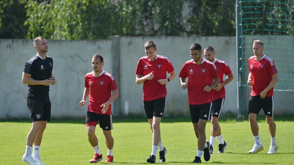 Na snímke zľava kondičný tréner Trnavy Michal Kukučka a futbalisti Martin Mikovič, Patrick Karhan, Marek Ujlaky, Filip Bainovič, Roman Procházka  počas prvého tréningu v letnej príprave pred začiatkom nového ročníka Fortuna ligy a Európskej konferenčnej ligy v Trnave vo štvrtok 15. júna 2023. FOTO TASR - Lukáš Grinaj