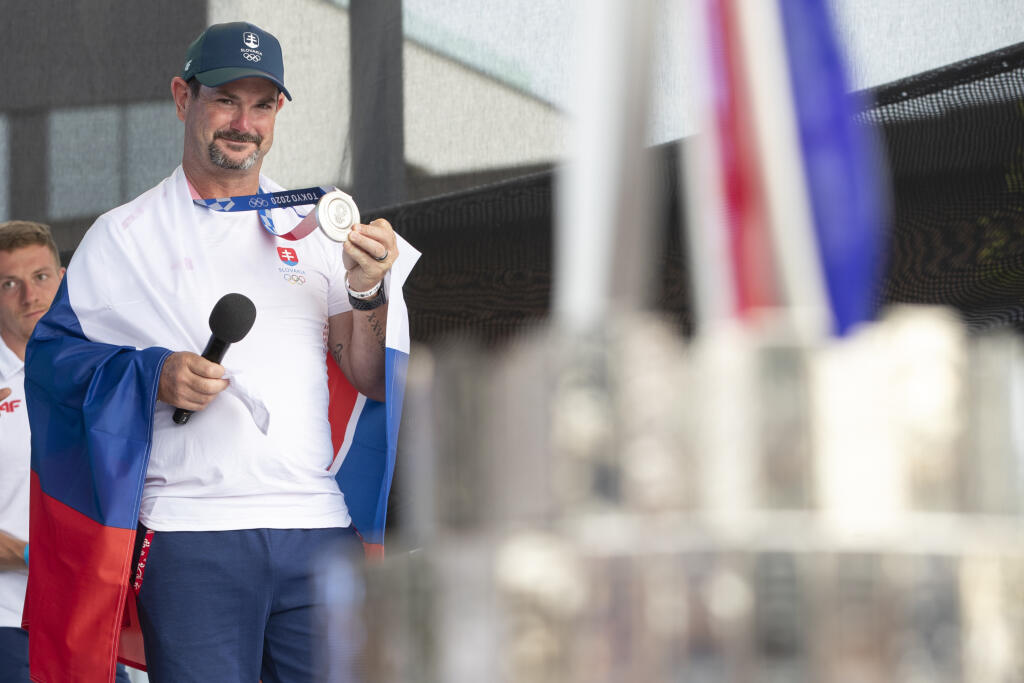 Autogramiáda slovenských olympionikov po návrate z japonského Tokia v X-Bionic Šamorín. Golfista Rory Sabbatini sa pochválil striebornou medailou.