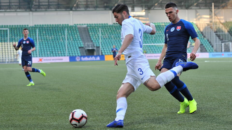 Slovenský mládežnícky futbalový reprezentant Ľubomír Tupta odchádza z Hellasu Verona na polročné hosťovanie do poľského tímu Wisla Krakov.