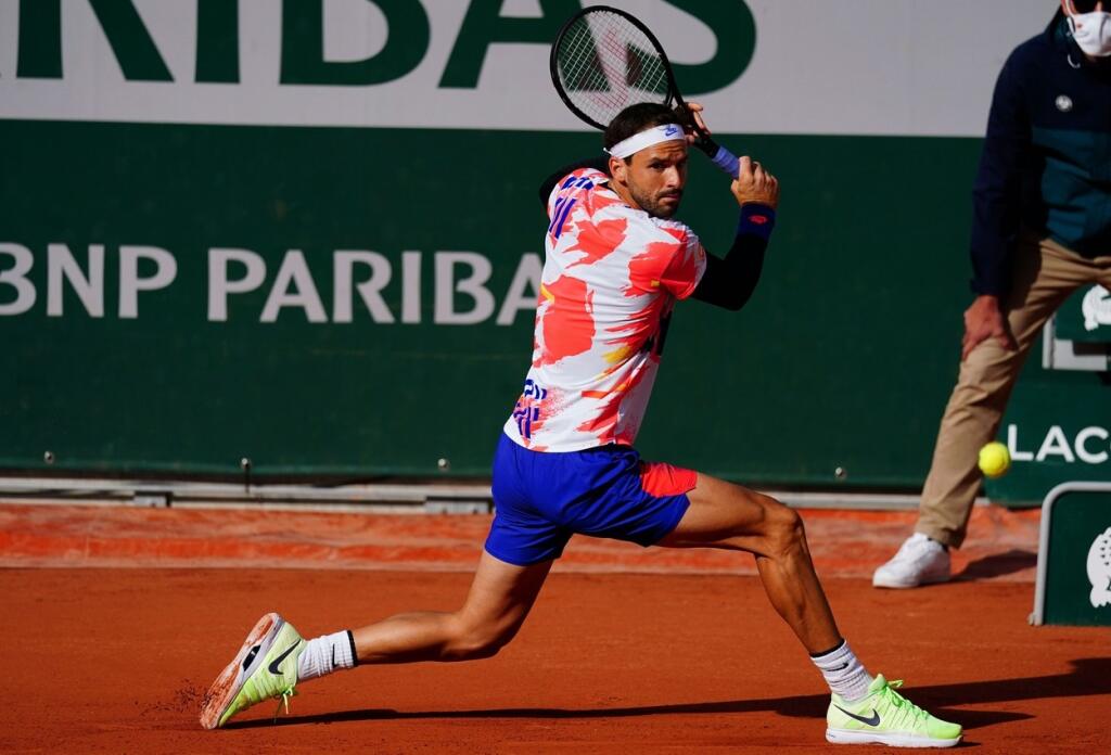 Aj chlapi majú radi pestré farby. Grigorij Dimitrov v zápase 3. kola French Open.