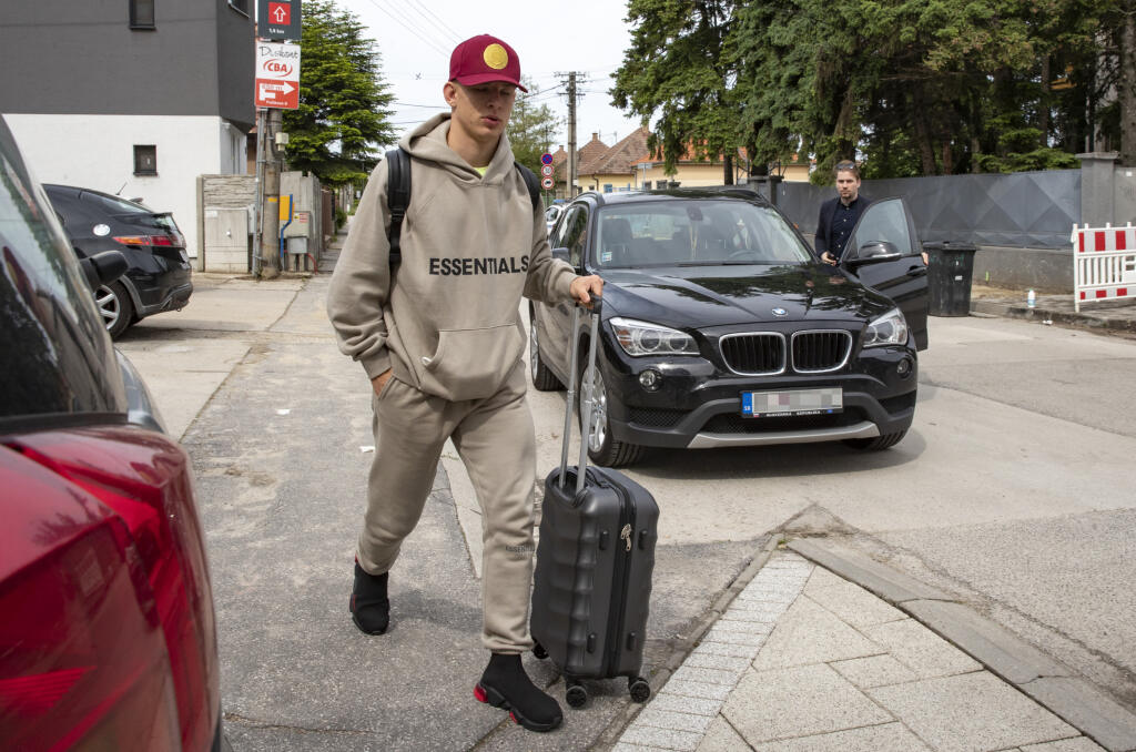 Mladučkého záložníka Tomáša Suslova doviezli na čiernom BMW.