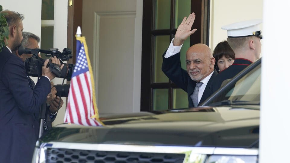 JB 39 Washington - Afganský prezident Ašraf Ghaní prichádza do Západného krídla Bieleho domu na stretnutie s americkým prezidentom Joeom Bidenom vo Washingtone 25. júna 2021. FOTO TASR/AP
Afghan President Ashraf Ghani arrives at the West Wing of the White House to meet with President Joe Biden in Washington, Friday, June 25, 2021. (AP Photo/Susan Walsh)