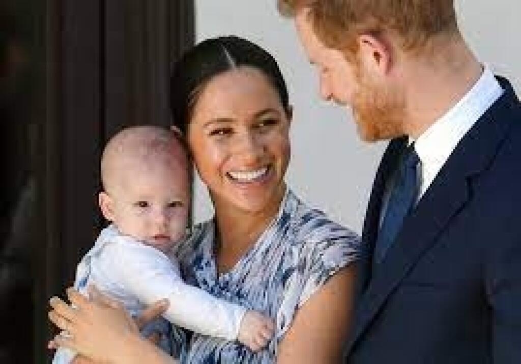 Krsstiny malého Archieho sa konali ešte vo Veľkej Británii.