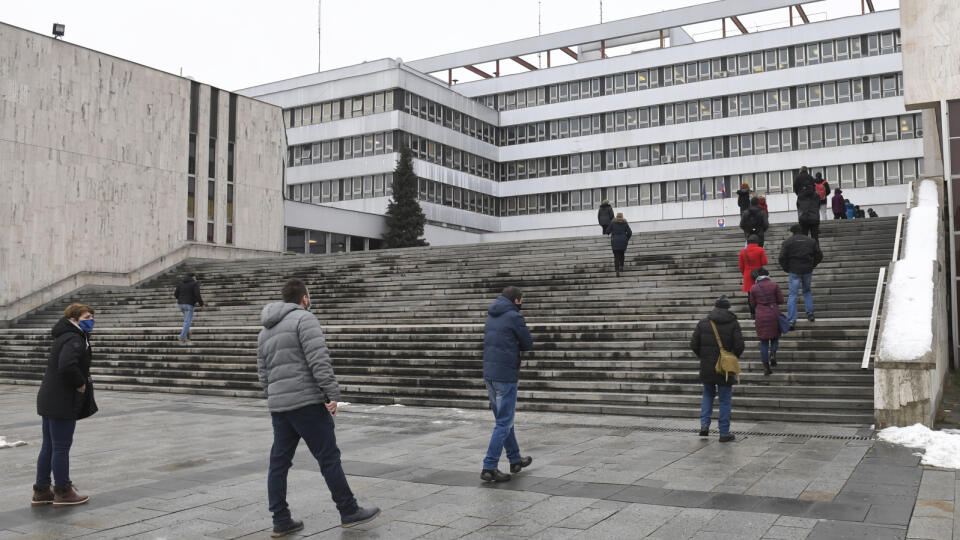Na snímke ľudia čakajú na skríningové testovanie pred magistrátom v Košiciach 21. januára 2021. FOTO TASR – František Iván