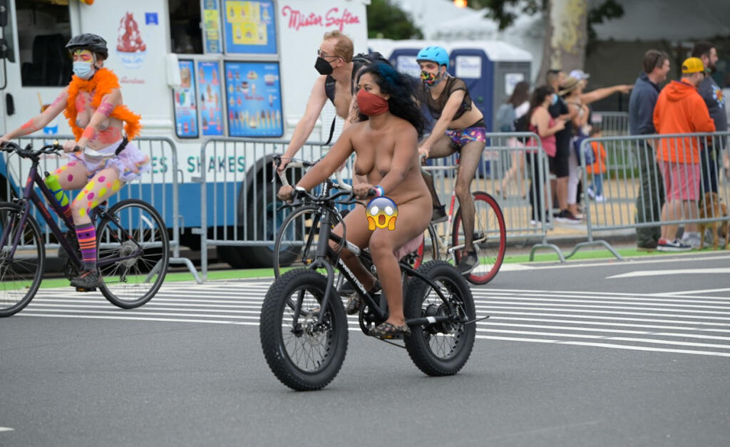 Bicykle a športovci, ktorí ukázali úplne všetko. Americké mesto Philadelphia opäť ožilo a zaplnilo sa obnaženými cyklistami.